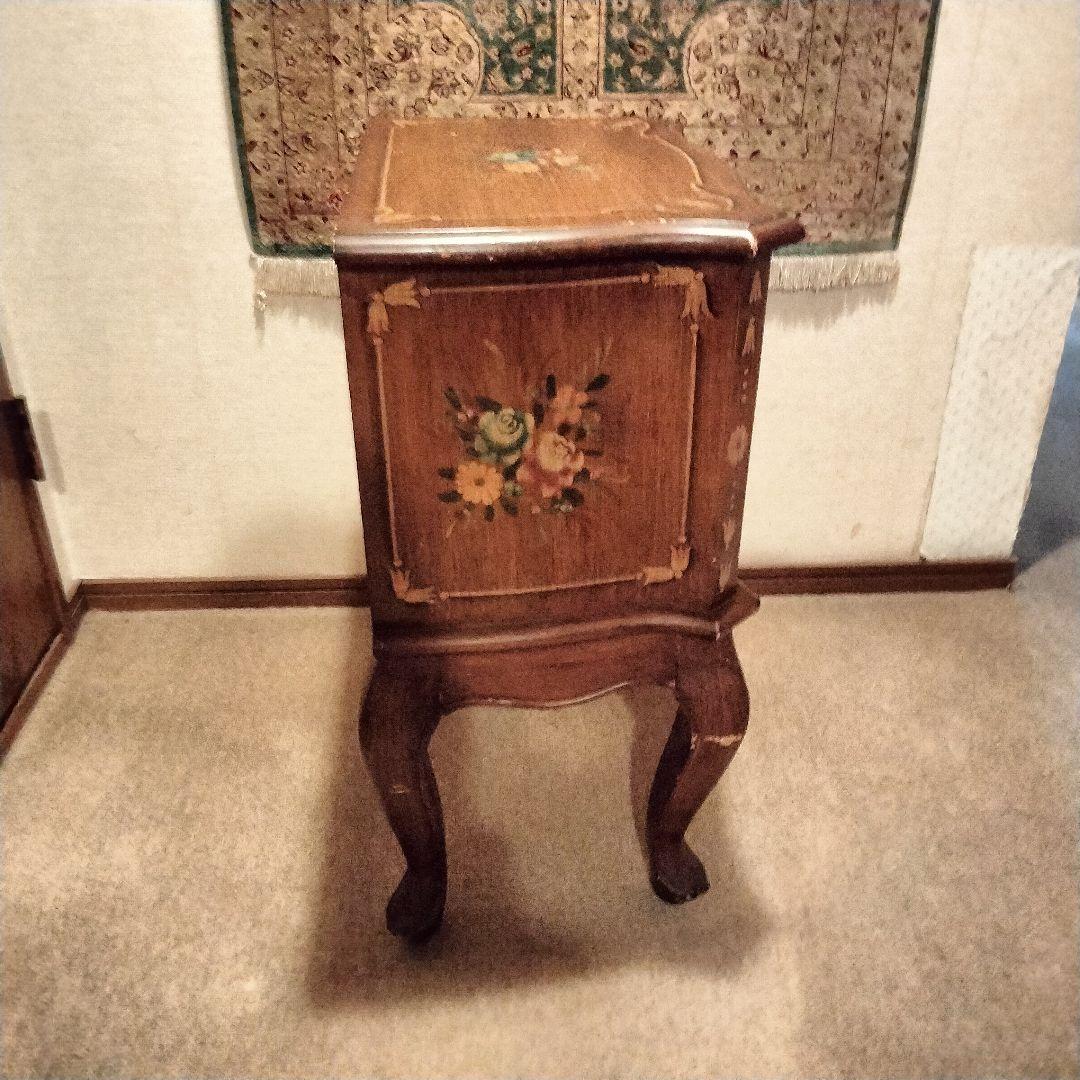 ヨーロッパアンティーク花柄ペイントの木製サイドテーブルチェスト