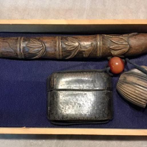 腰差煙草入れ　煙管筒　アイヌ彫り柘植竹形鋤彫
