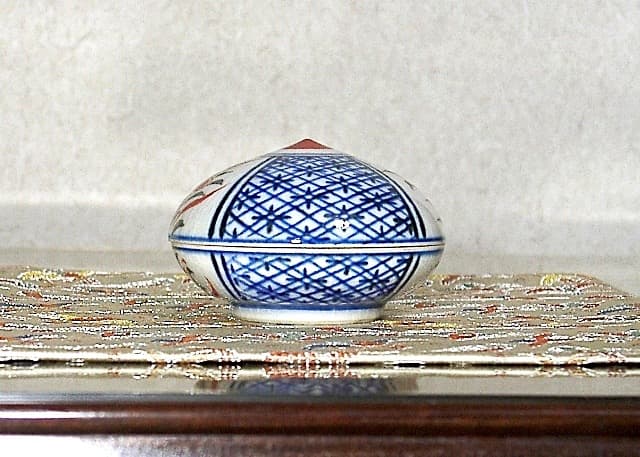 京焼・清水焼 伊東陶山(二代)作 赤絵 宝珠香合 共箱 無傷 保証。