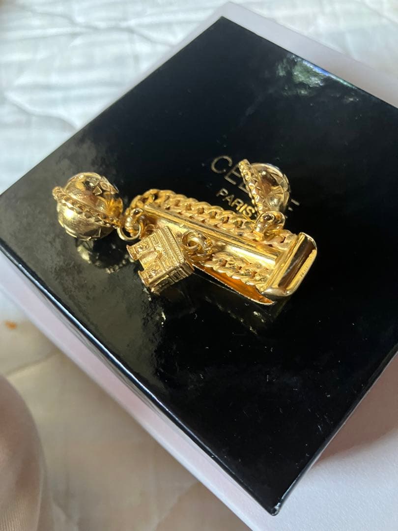 希少 CELINE セリーヌ ブローチ ゴールド スターボール 凱旋門トリオンフ