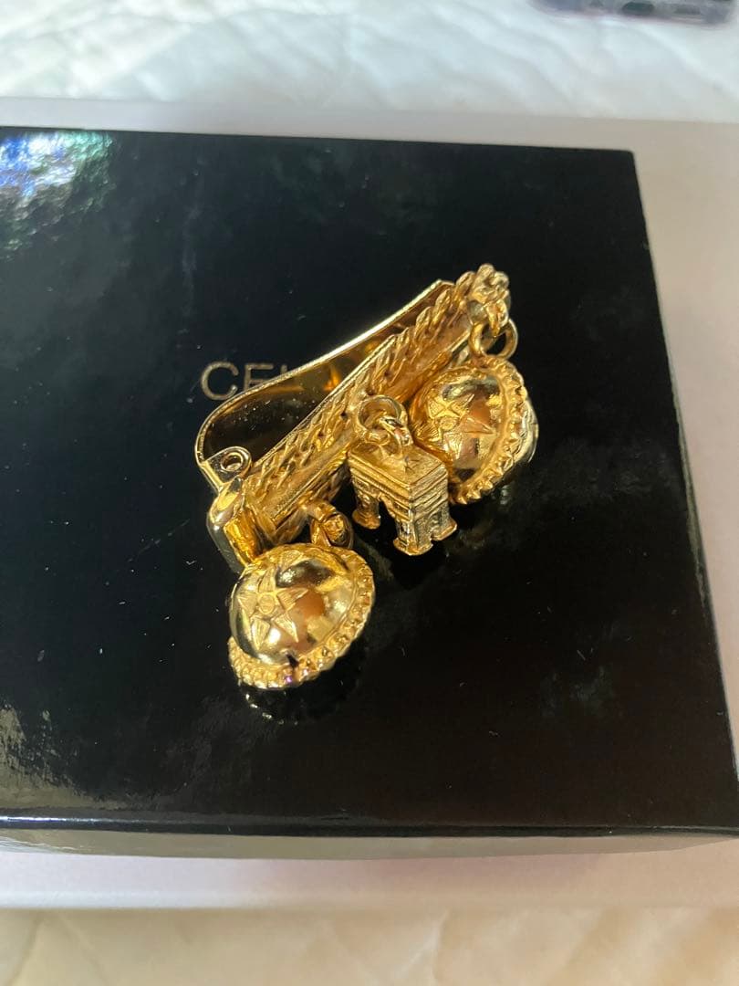 希少 CELINE セリーヌ ブローチ ゴールド スターボール 凱旋門トリオンフ