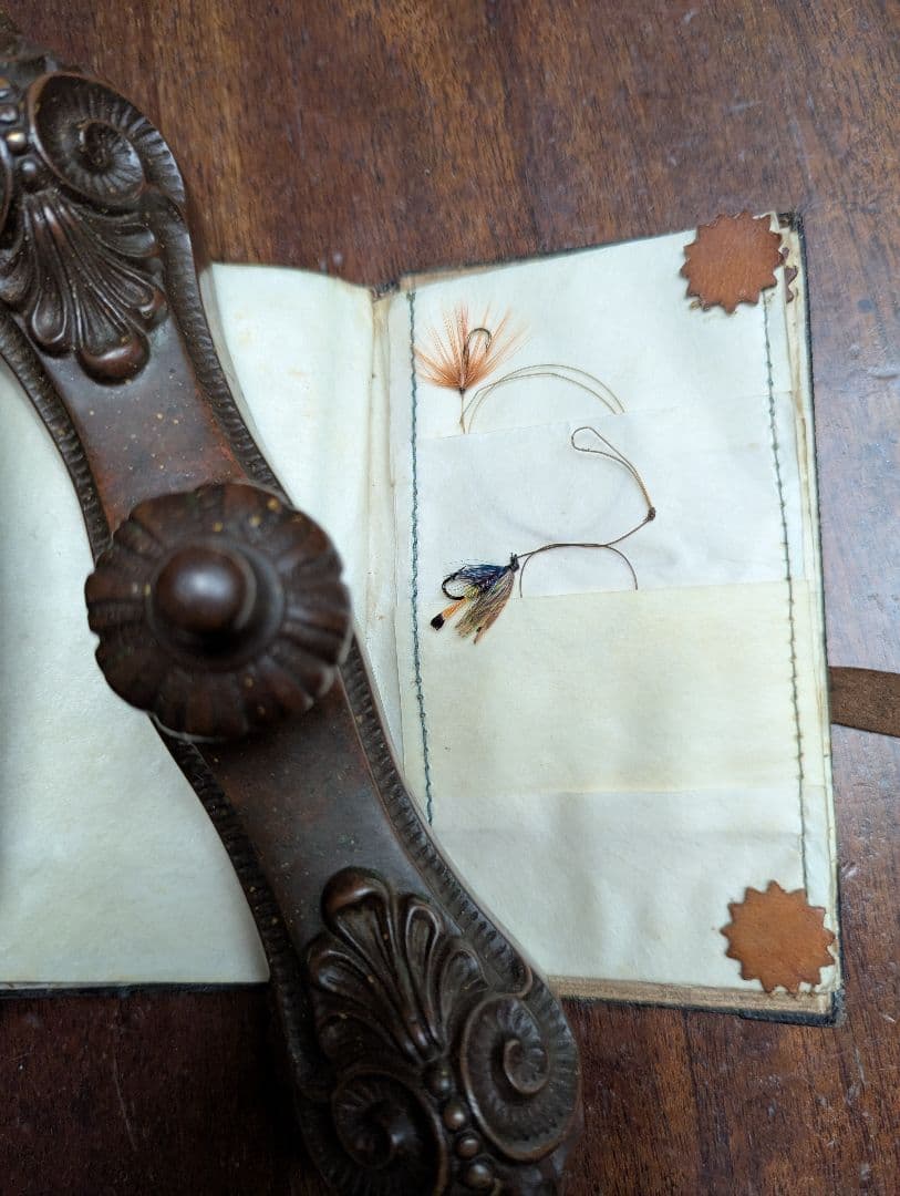 イギリスアンティーク １８世紀 毛針ノート 革装フライ手帳 英国 フィッシング