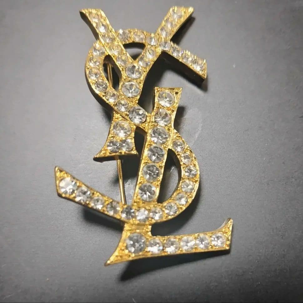 【美品】イヴサンローラン ラインストーン　カサンドラロゴ　ゴールド ブローチ