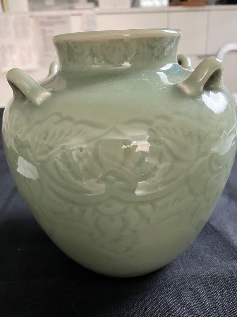 高麗青磁の花模様の壺