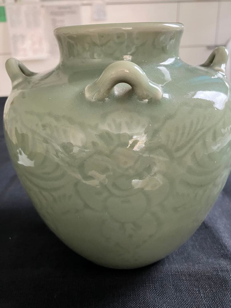 高麗青磁の花模様の壺