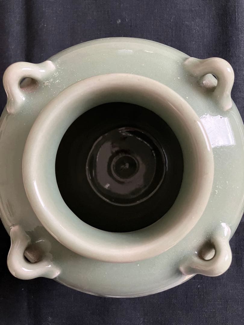 高麗青磁の花模様の壺