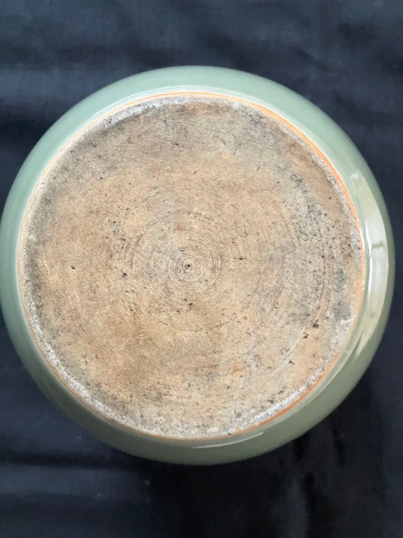 高麗青磁の花模様の壺