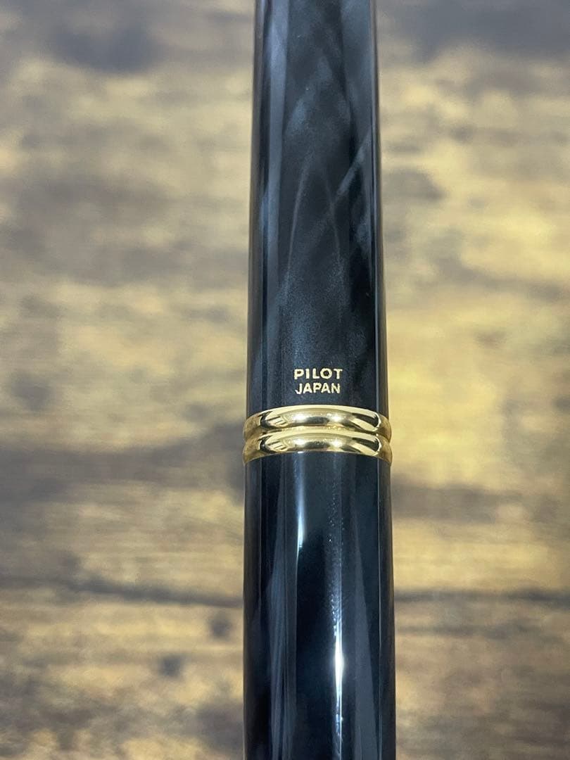 新品未使用　ブラック　マーブル　18k F キャップレス　万年筆　パイロット