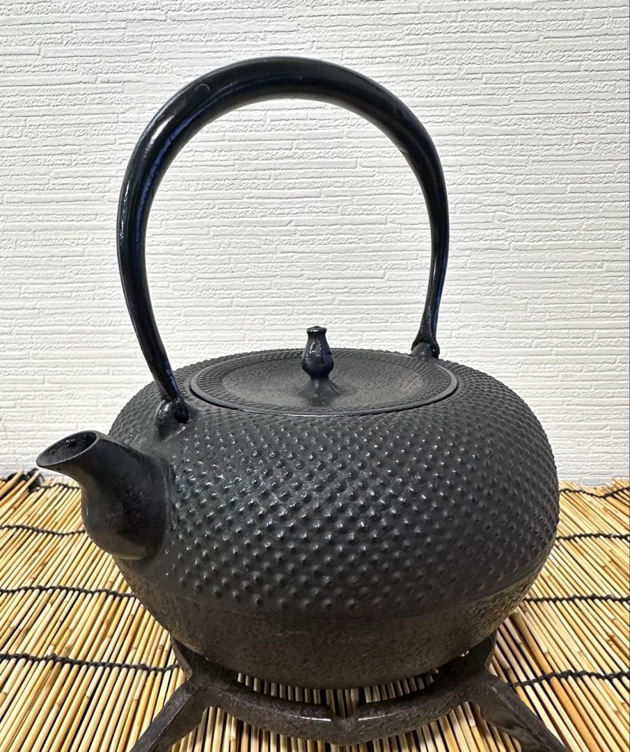 未使用品　南部伝統工芸士 及川寛治作　１８型姥口 アラレ　南部鉄瓶　南部鉄器