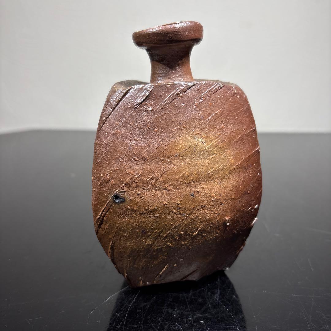 真作　隠崎隆一　三つ足備前徳利　高さ約13.5センチ
