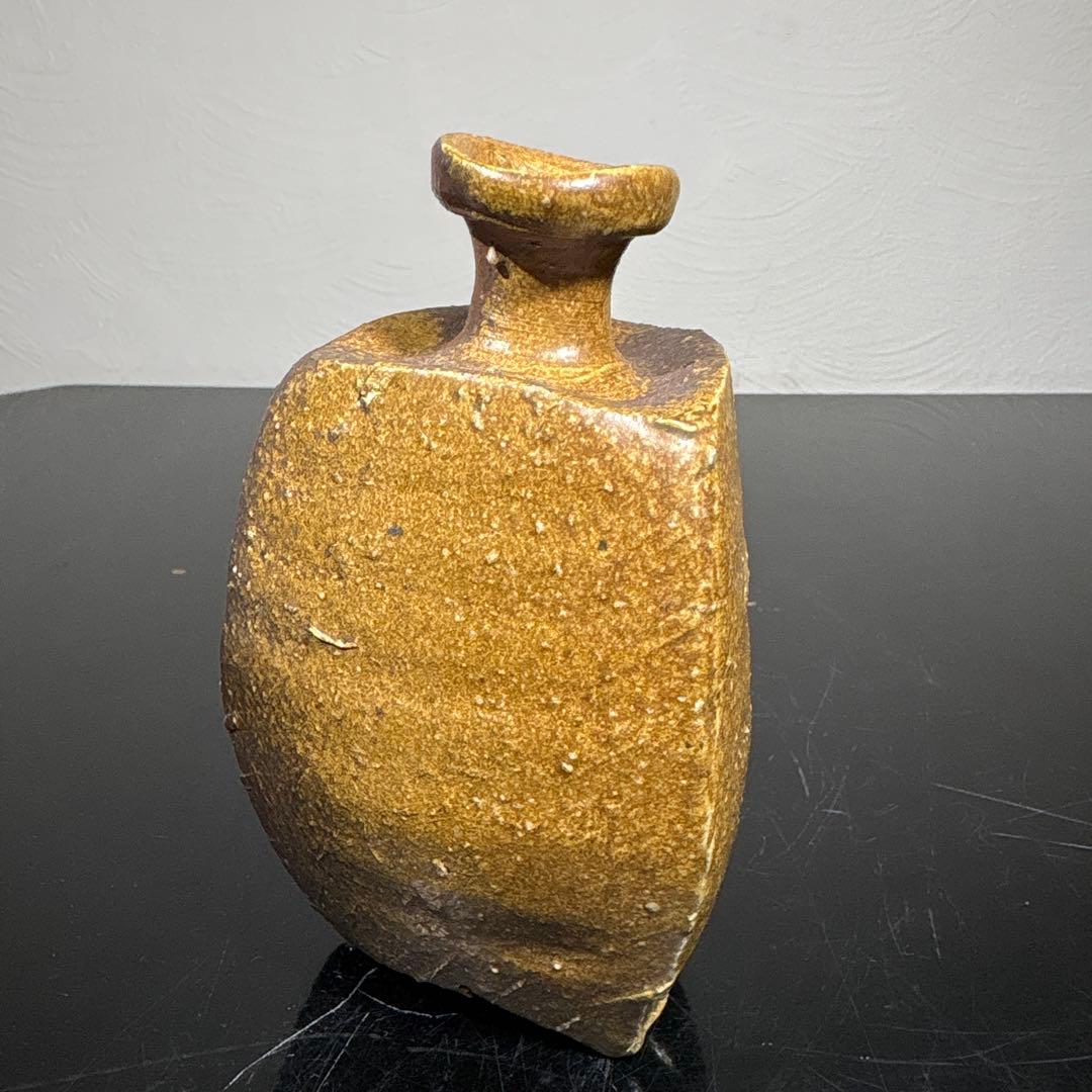 真作　隠崎隆一　三つ足備前徳利　高さ約13.5センチ