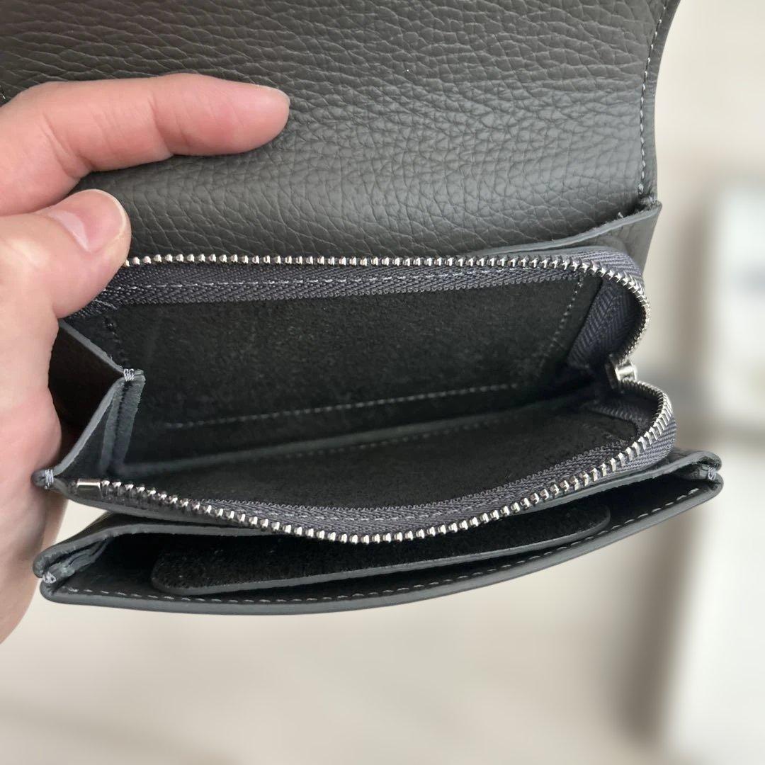 STUDIO LA CAUSE 内縫いフラップ財布 M グレー