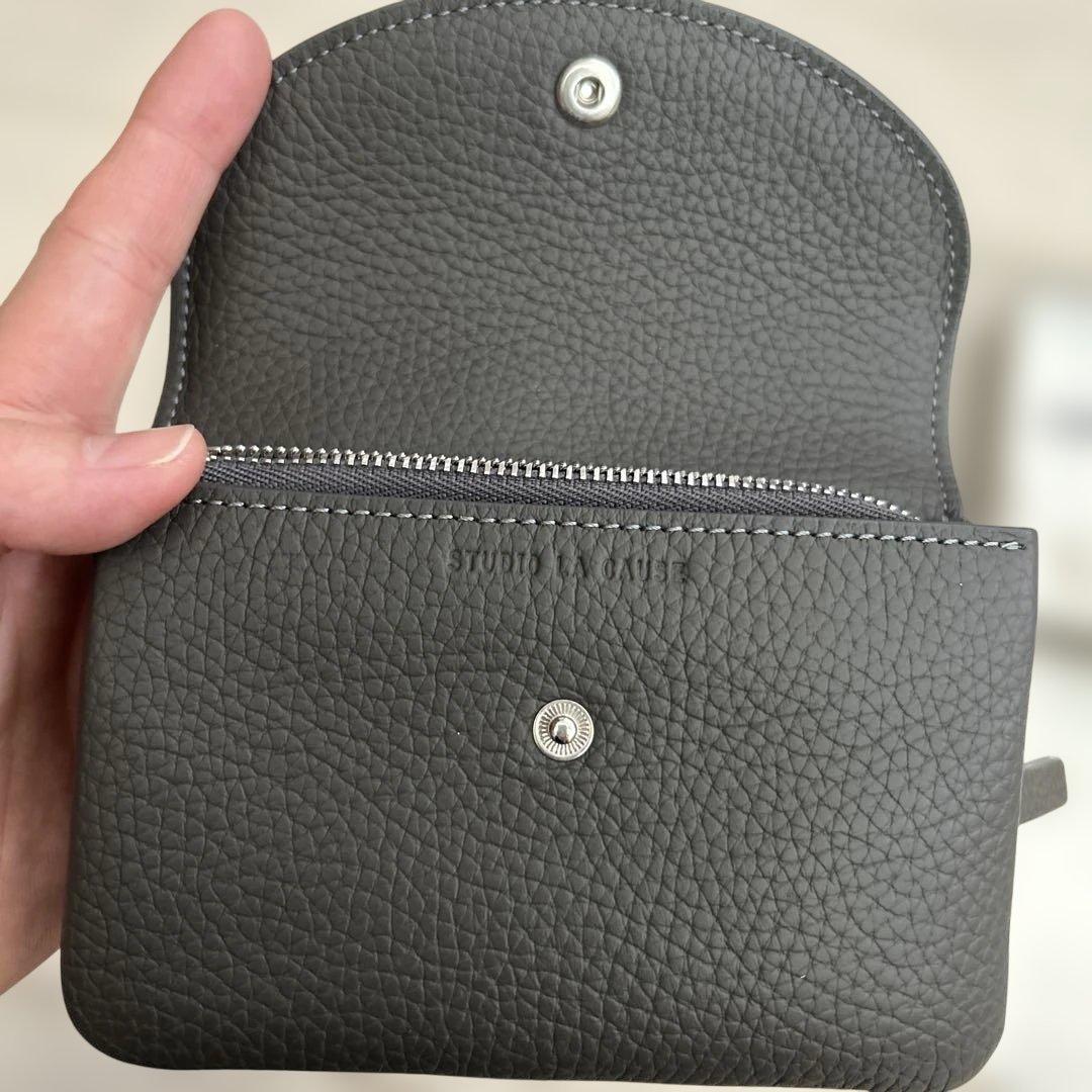 STUDIO LA CAUSE 内縫いフラップ財布 M グレー