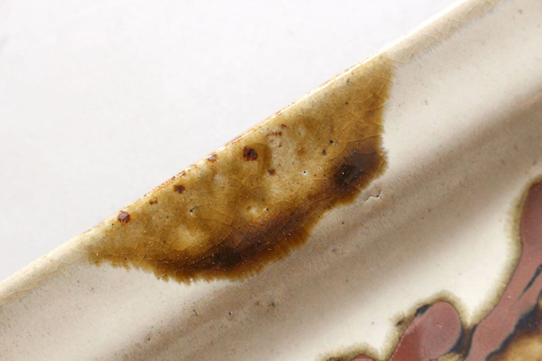 No4437 益子民窯　佐久間藤太郎 造　乳白釉梅花絵飾皿　共箱　角皿　送料無料