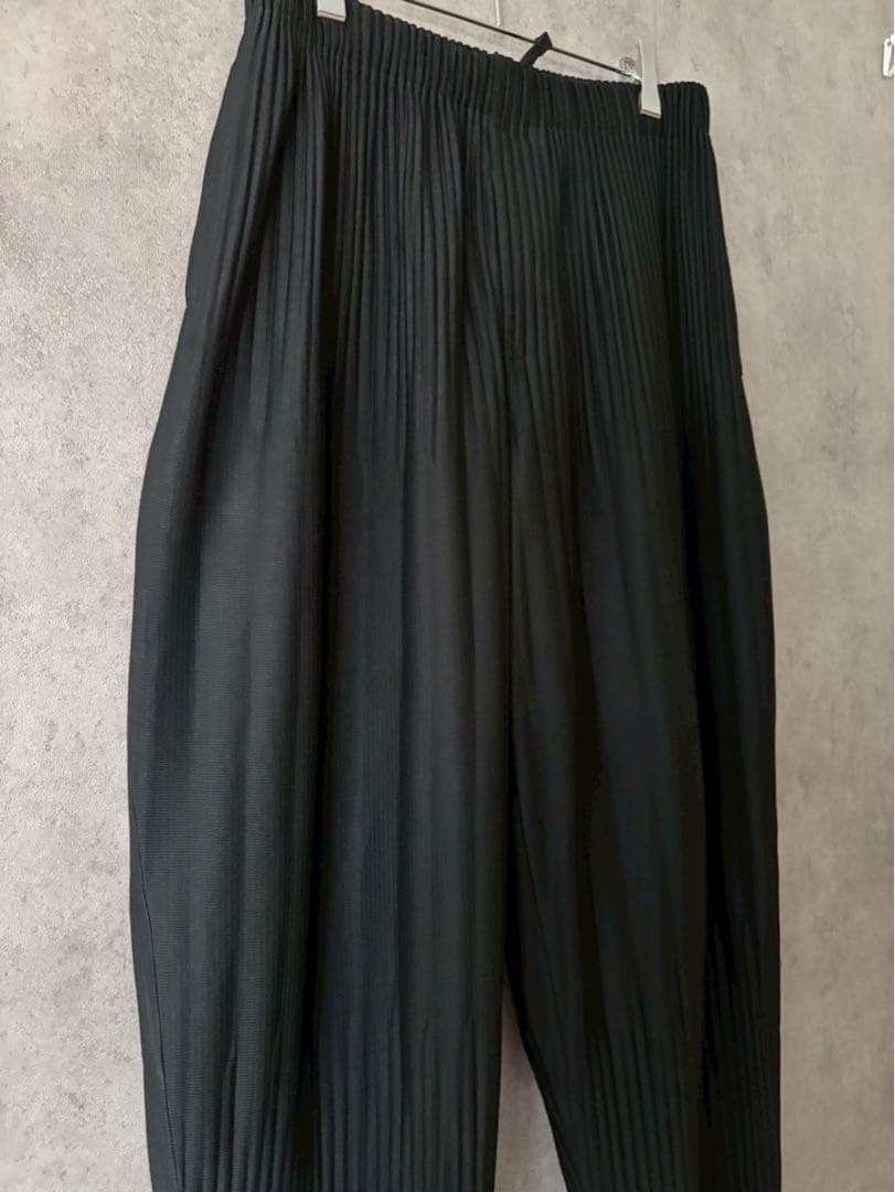 オムプリッセイッセイミヤケ　消しプリーツ　テーパードプリーツパンツ