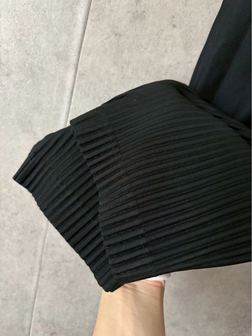 オムプリッセイッセイミヤケ　消しプリーツ　テーパードプリーツパンツ