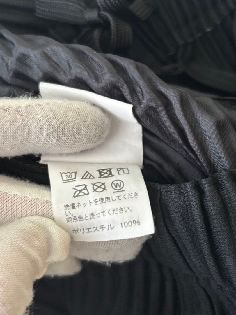 オムプリッセイッセイミヤケ　消しプリーツ　テーパードプリーツパンツ