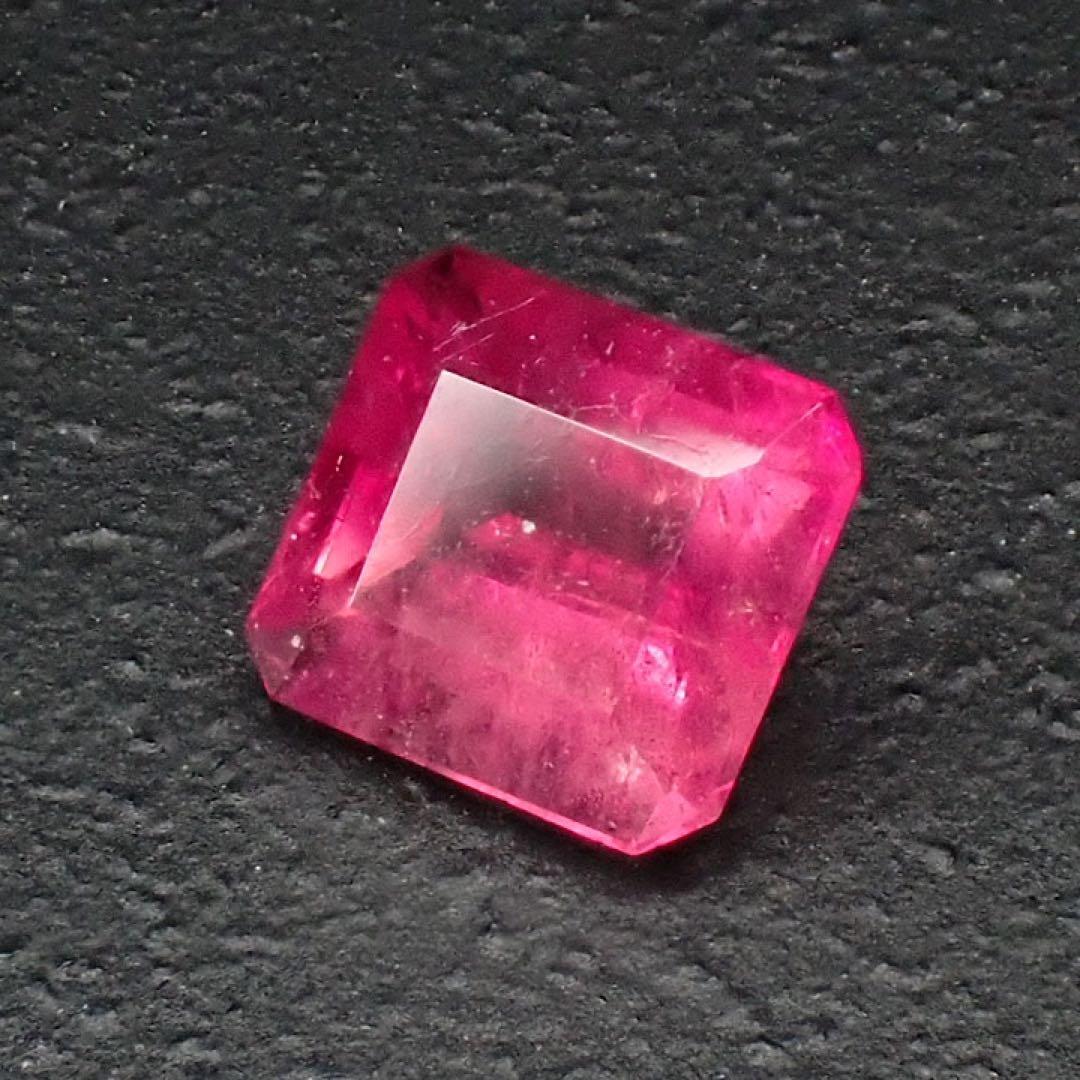 【アメリカ/ユタ産】レッドベリル(ビクスバイト)