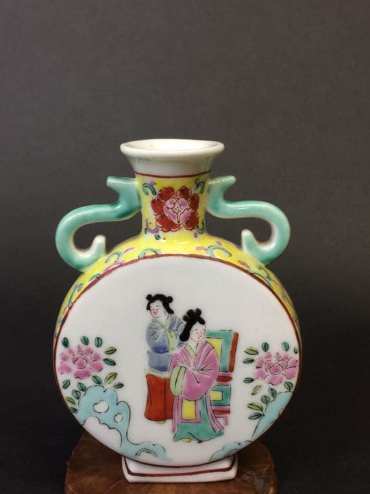 乾隆年製  粉彩 色絵 双耳 花卉人物瓶。年代物