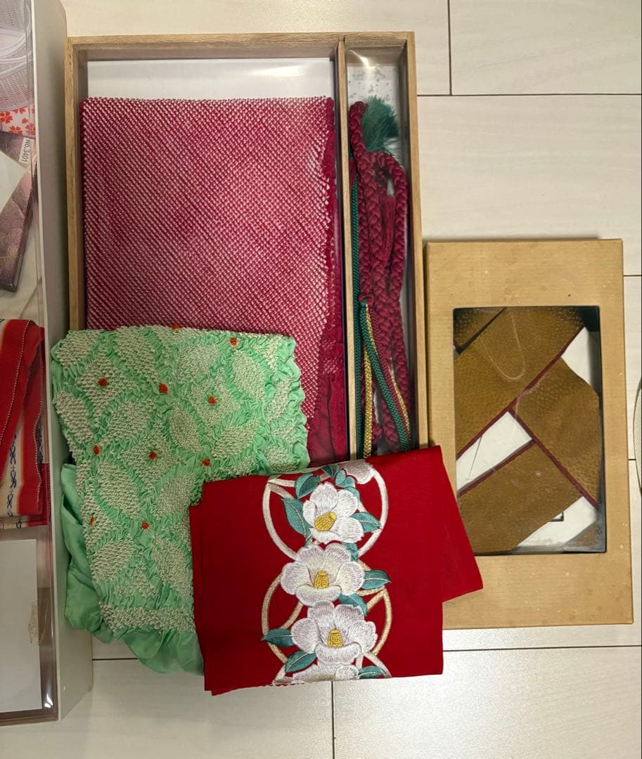 振り袖2着＋フルセット（訳あり長襦袢）おまけで小振袖1着、着物用ハンガー