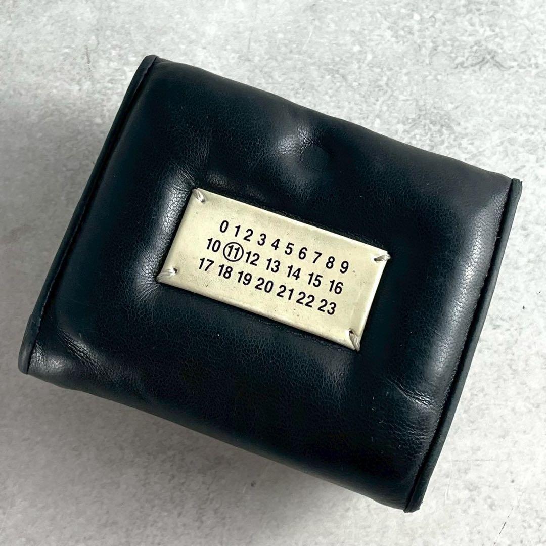 【大人気】マルジェラ 三つ折り財布 エンベロープ プリント カーフスキン 黒