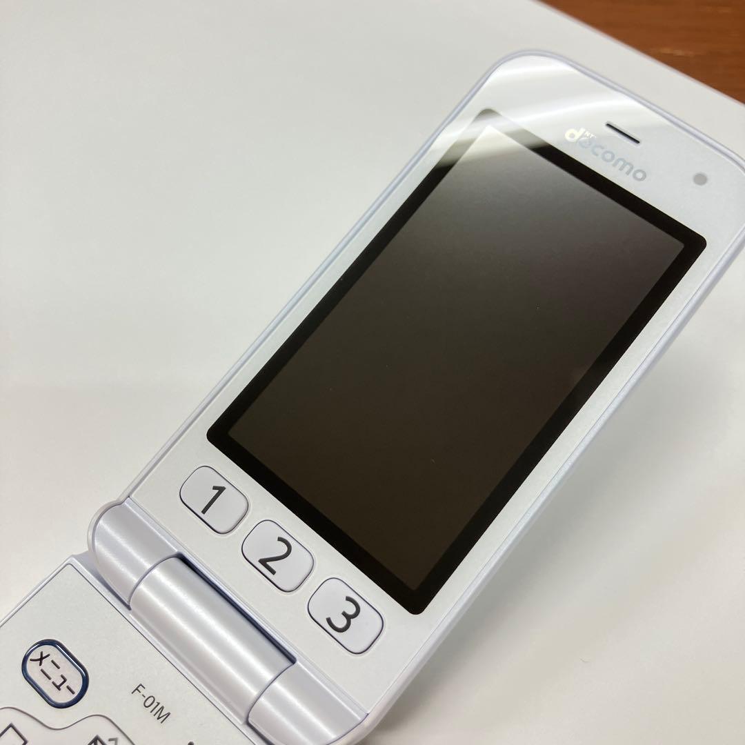 ホワイトdocomo らくらくホン ガラケー F-01M