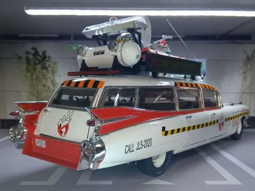 PYOMARO　Hot Wheels 1/18 Ecto-1A