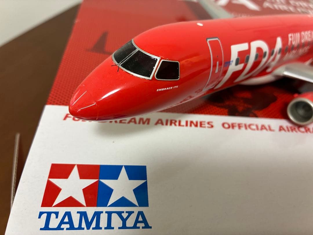 フジドリームエアラインズ 赤 EMBRAER 175 1/100スケール 完成品