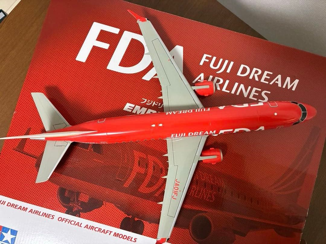 フジドリームエアラインズ 赤 EMBRAER 175 1/100スケール 完成品