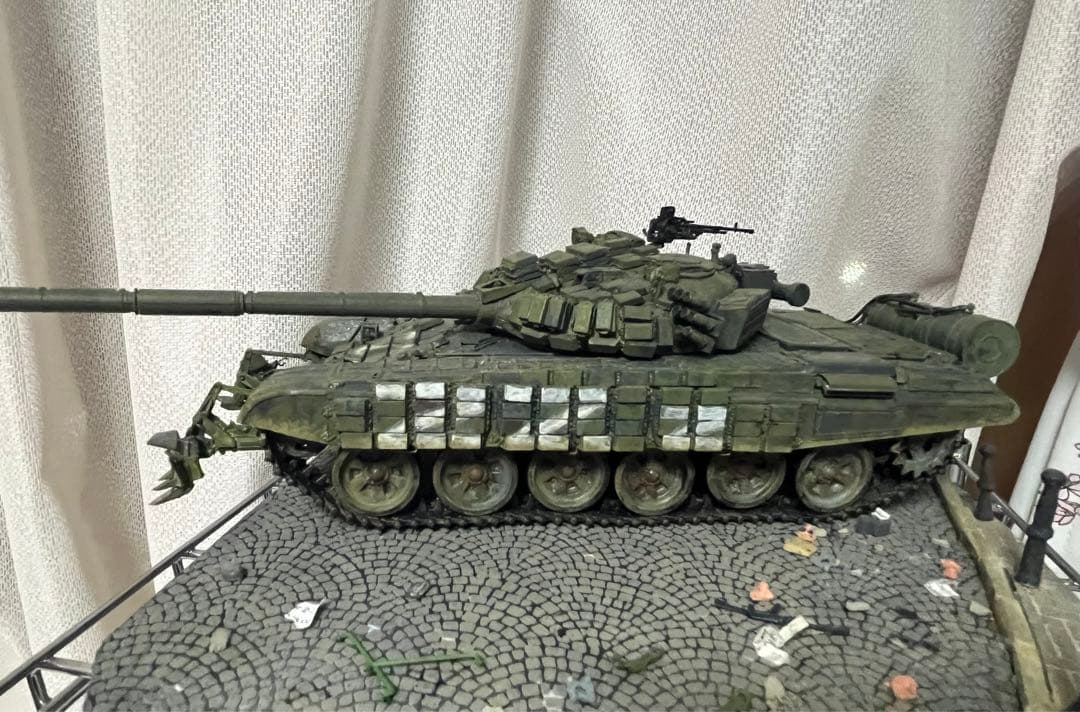 戦車プラモデル1/35 ロシア陸軍　T-72B 侵攻仕様