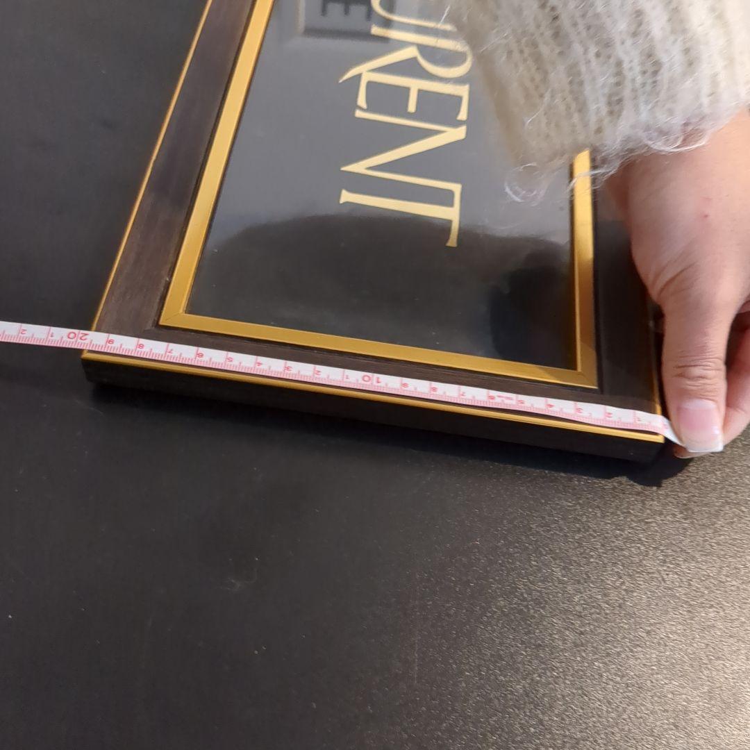 イヴ・サンローラン YSL ロゴ看板