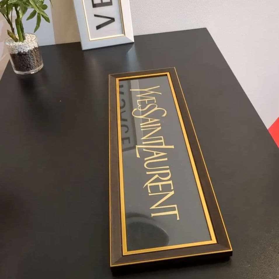 イヴ・サンローラン YSL ロゴ看板