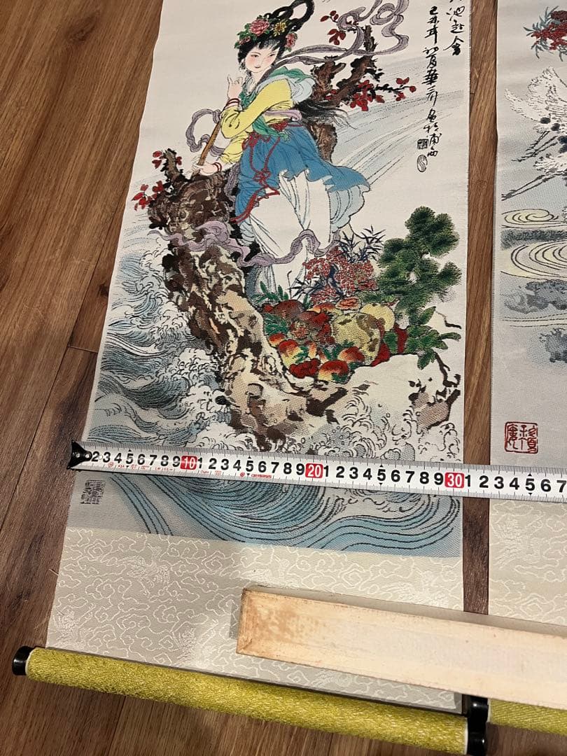 華三川が制作した『麻姑献寿』の絹織り絵で、杭州絹織工芸廠によって製造されたもの