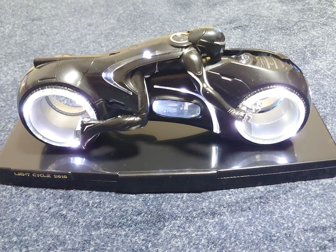 1/10 『TRON:LEGACY』 ライトサイクル　ダイキャストフィギュア