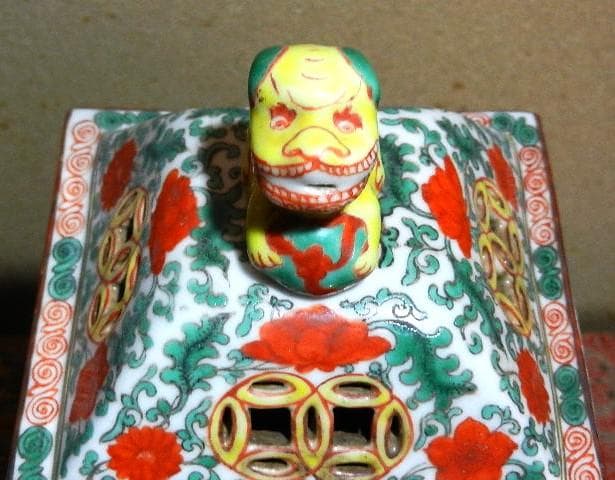 獅子蓋色絵透し彫り角型四脚香炉「大明萬曆年製」