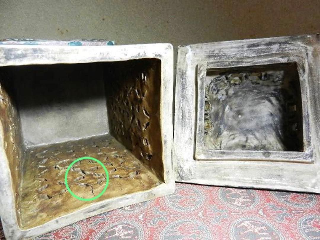 獅子蓋色絵透し彫り角型四脚香炉「大明萬曆年製」