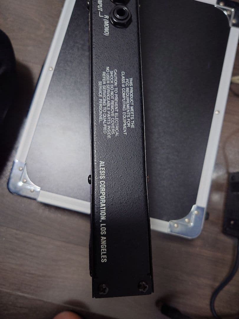 Alesis QuadraVerb 下のケースは付きません。