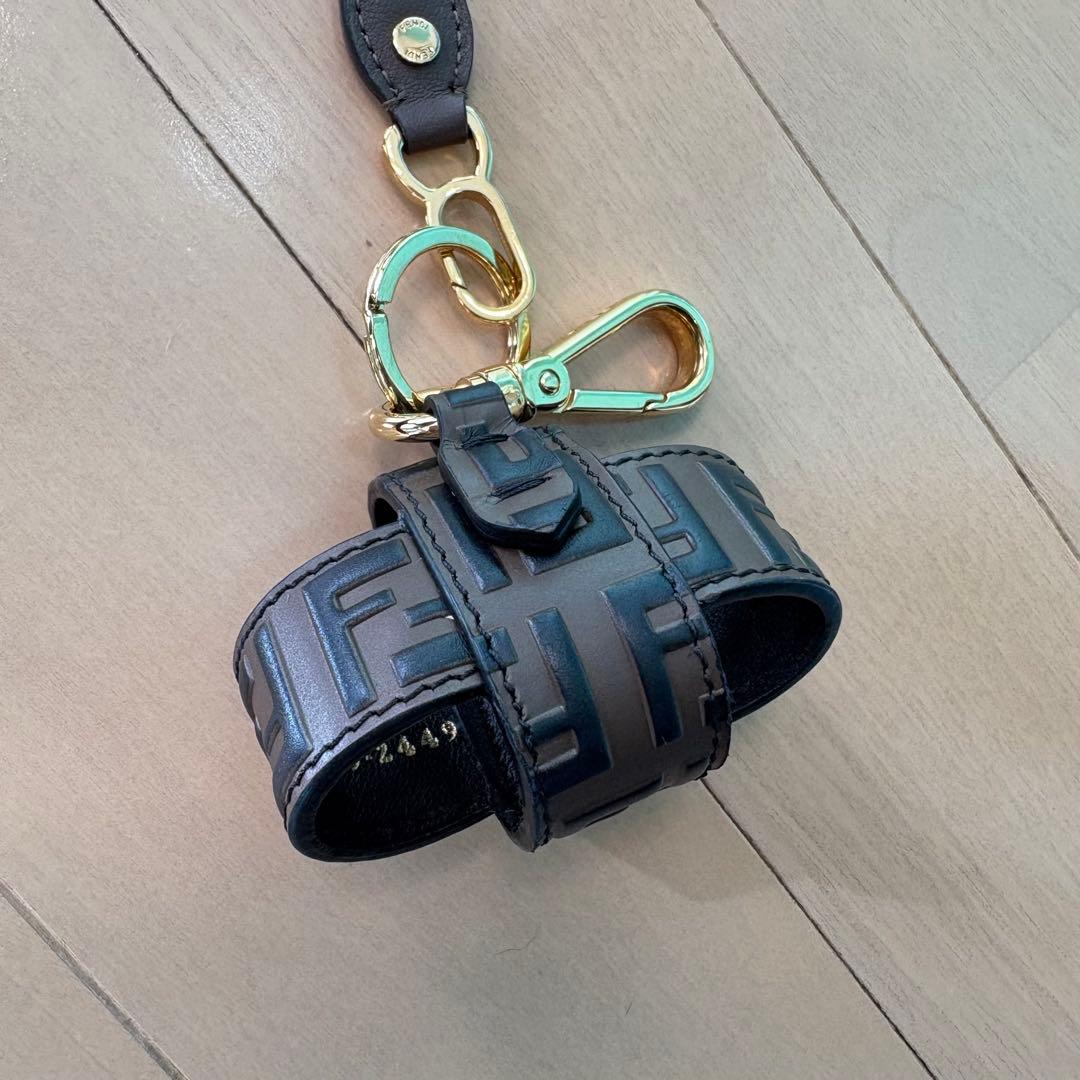 極美品【FENDI】AirPodsケース、ストラップセット、FF