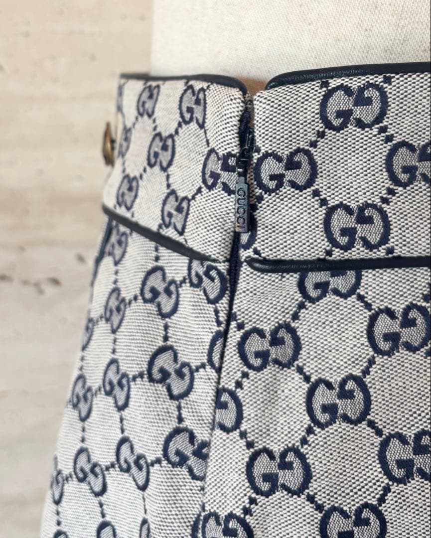 【GUCCI】美品！GG柄 スカート 40サイズ　タイガーボタン　総柄