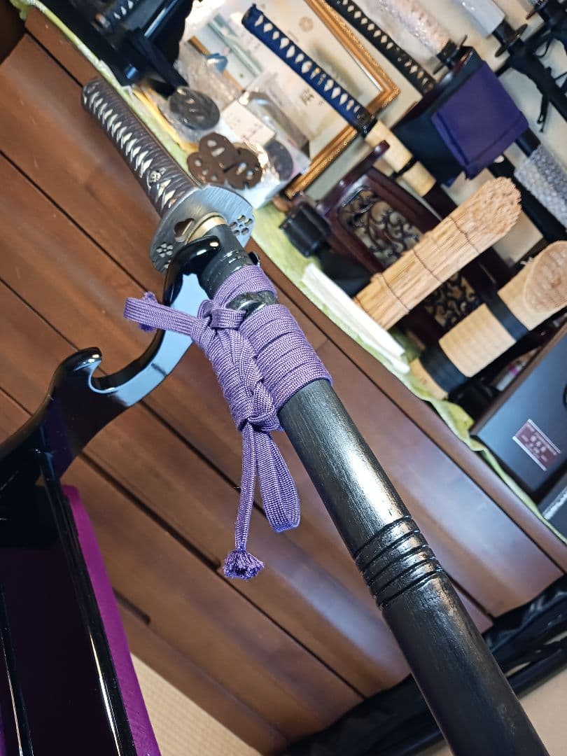 れお、模造刀真剣拵え 鞘.黒呂離れ千段、本朴木鮫牛革巻き、鉄鍔.鉄縁頭