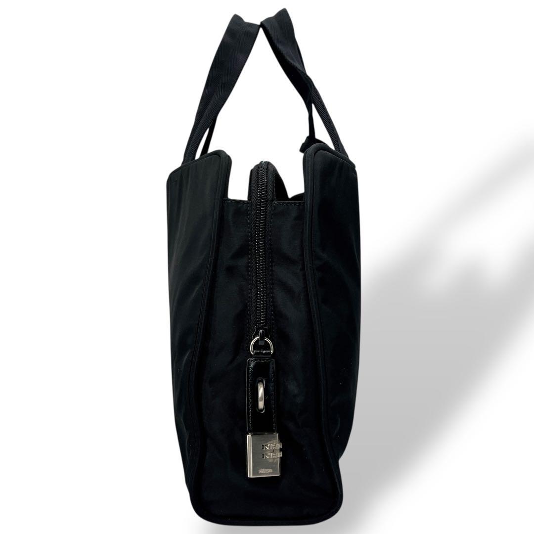 プラダ　三角ロゴ　ビジネスバッグ　ハンドバッグ　A4収納可　テスートナイロン　黒