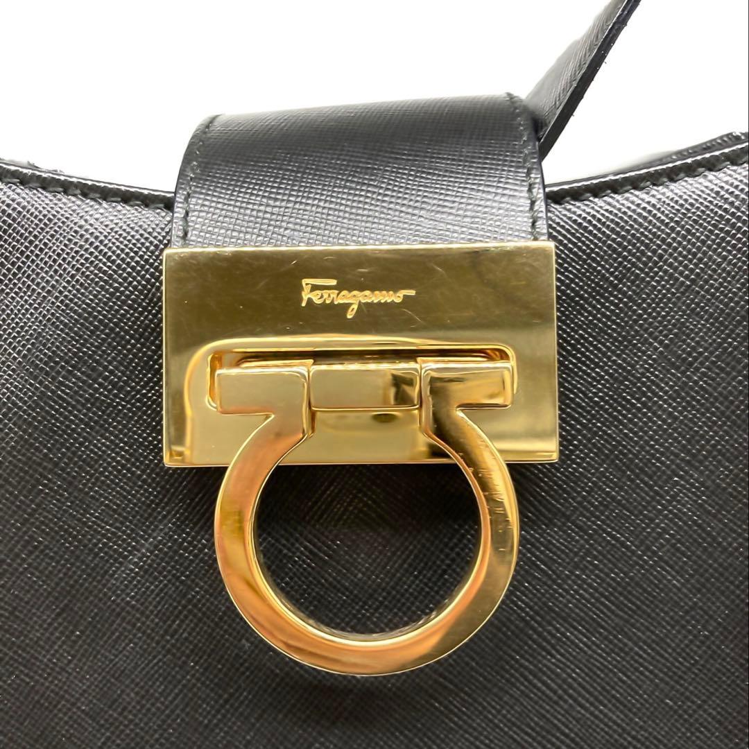 フェラガモ ガンチーニワンショルダーバッグ