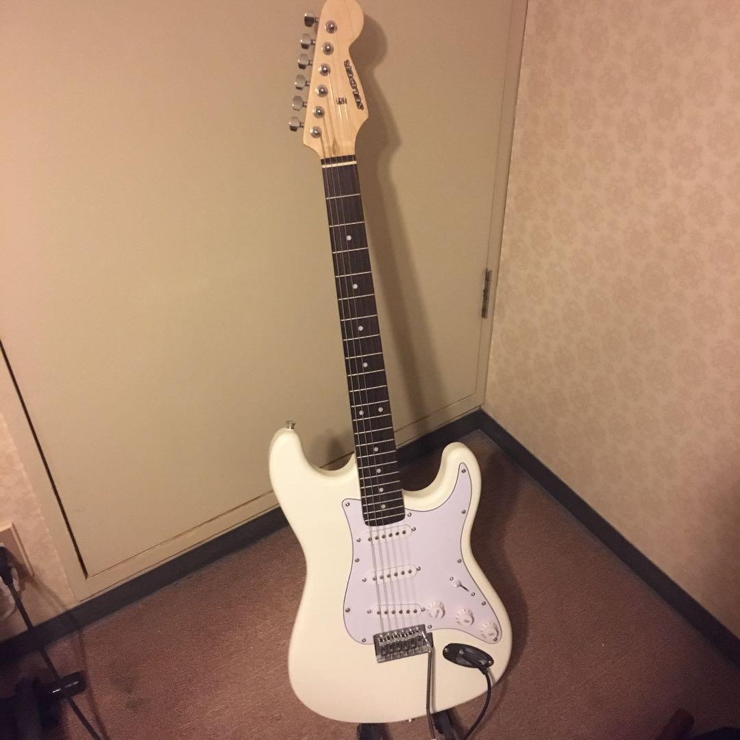 エレキギター、ピック、スピーカー、スタンド