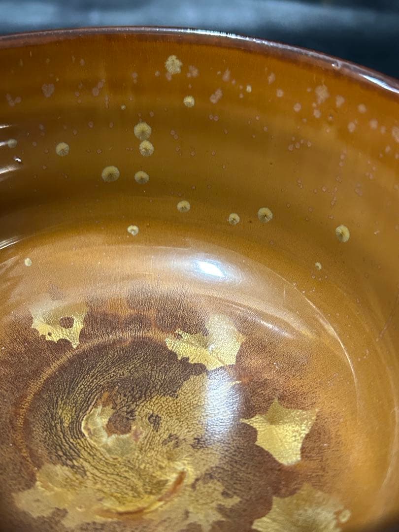 究極の美◾️蔵からコゲ茶色の釉薬に黄金の紋様が浮かび上がる美しい抹茶茶碗が出てきた