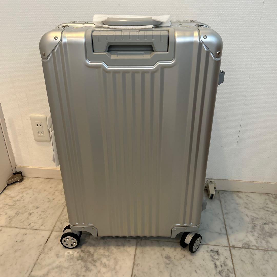 【新品　未使用品】メルセデスベンツシルバーキャリーケース 中型