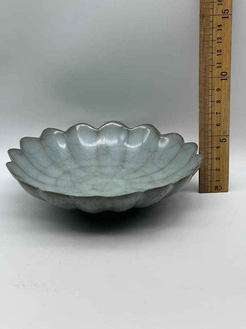 宋時代　青磁　汝官窯盞　南宋官窯 郊壇官窯 菊瓣碗 唐物　茶碗 (A-105)
