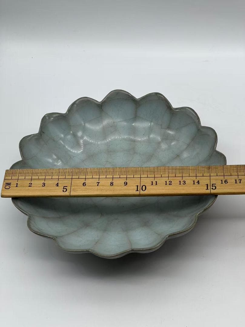 宋時代　青磁　汝官窯盞　南宋官窯 郊壇官窯 菊瓣碗 唐物　茶碗 (A-105)