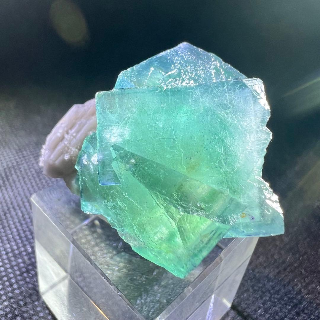 ヤオガンシャン産　「ピーコックグリーン」「孔雀緑色」ブルーウィンドウフローライト