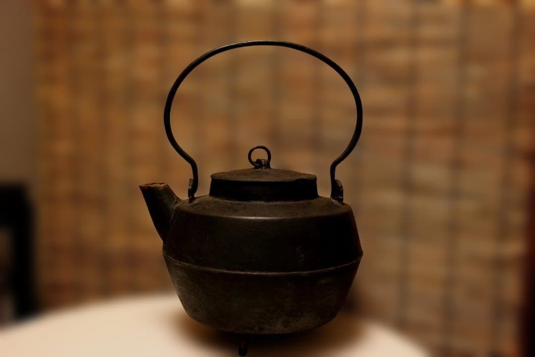 古鉄瓶　　銅環三足鉄砲口大鉄瓶　希少品　　水漏れなし