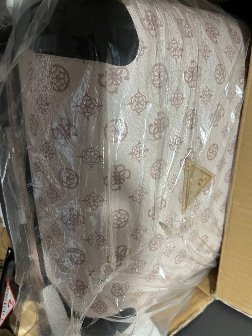 新品ゲスGUESS スーツケースTSA 26L ピンクキャリーケース